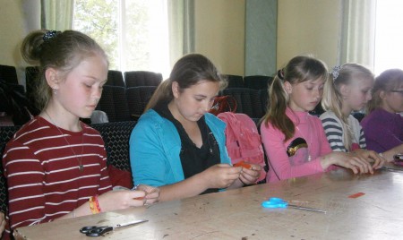 На мастер-класі у РБК  гуртківці Летичівського НВК-№1 -ліцею,гуртка "Бумагопластика"
