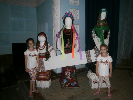 " В яскравому намисті давнини"(оформлення сцени) 