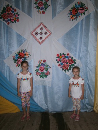 " В ясравому намисті давнини" (оформлення сцени)